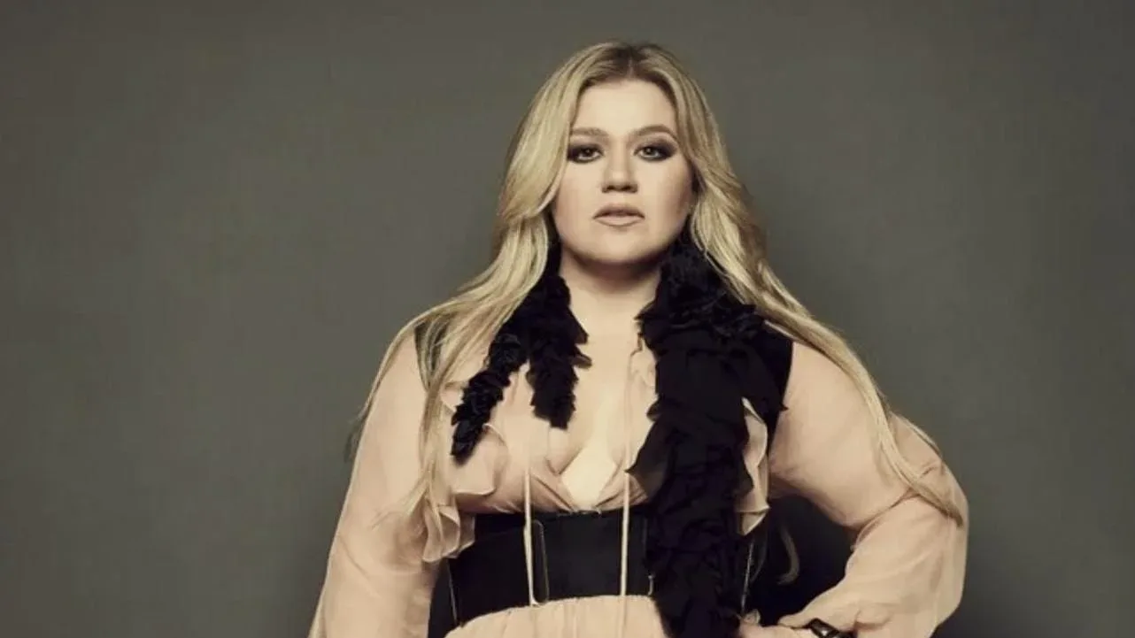 Kelly Clarkson Releases Live Version of 